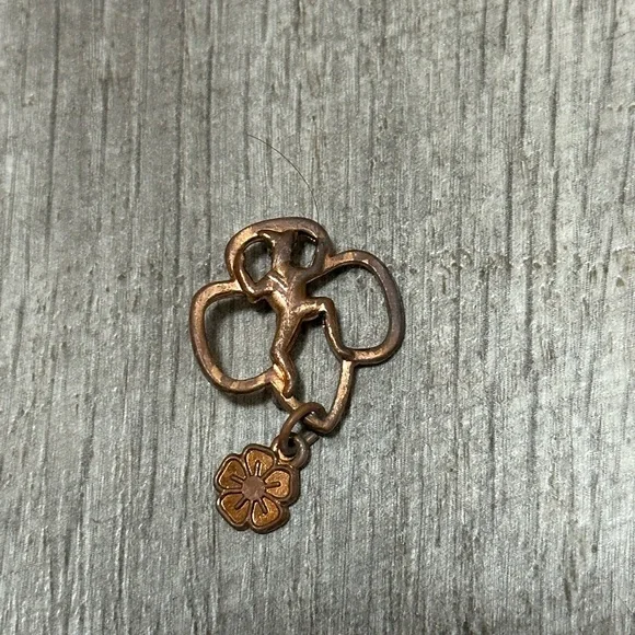 Lot Collection 5 Vintage Girl Scouts & Brownie Lapel pins uniform achievement - Picture 3 of 6